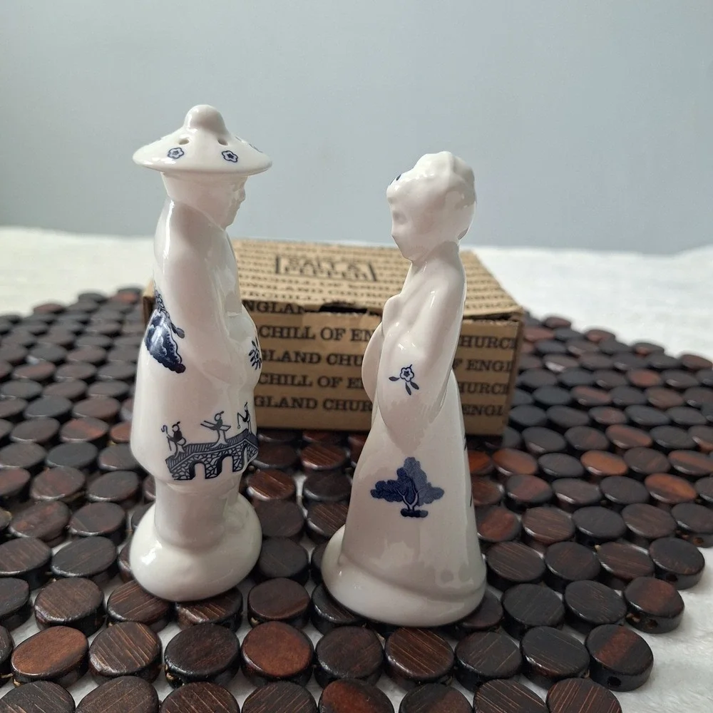 Vintage Churchill Of England Blue Willow Salt Pepper Shaker Asian Couple Bird